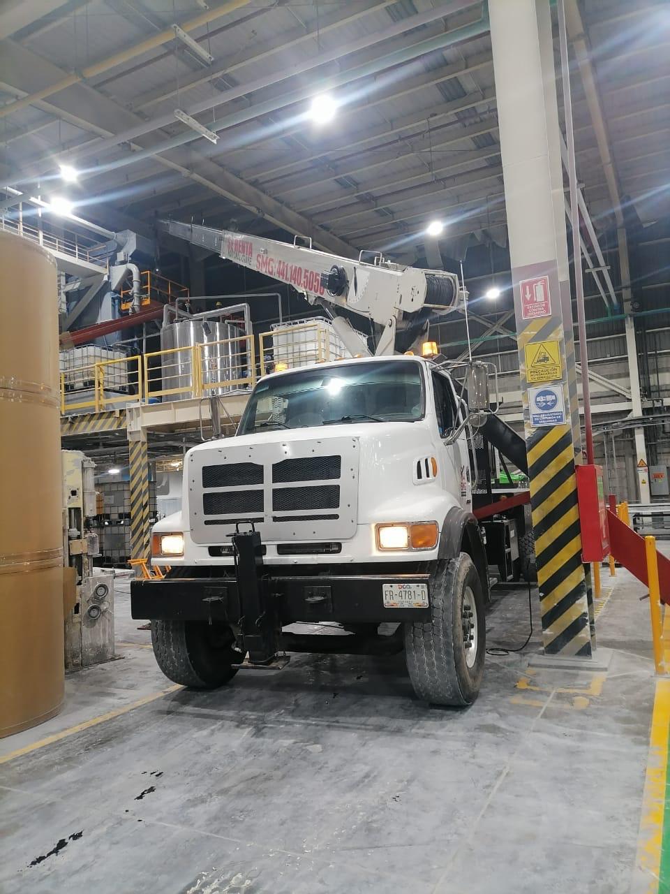 Grúa de SMG trabajando dentro de una nave industrial