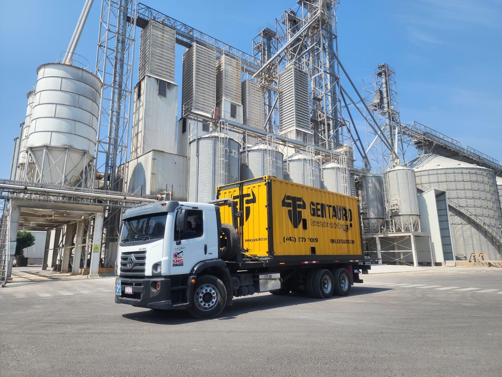 Camión de SMG transportando un equipo industrial en una planta de silos